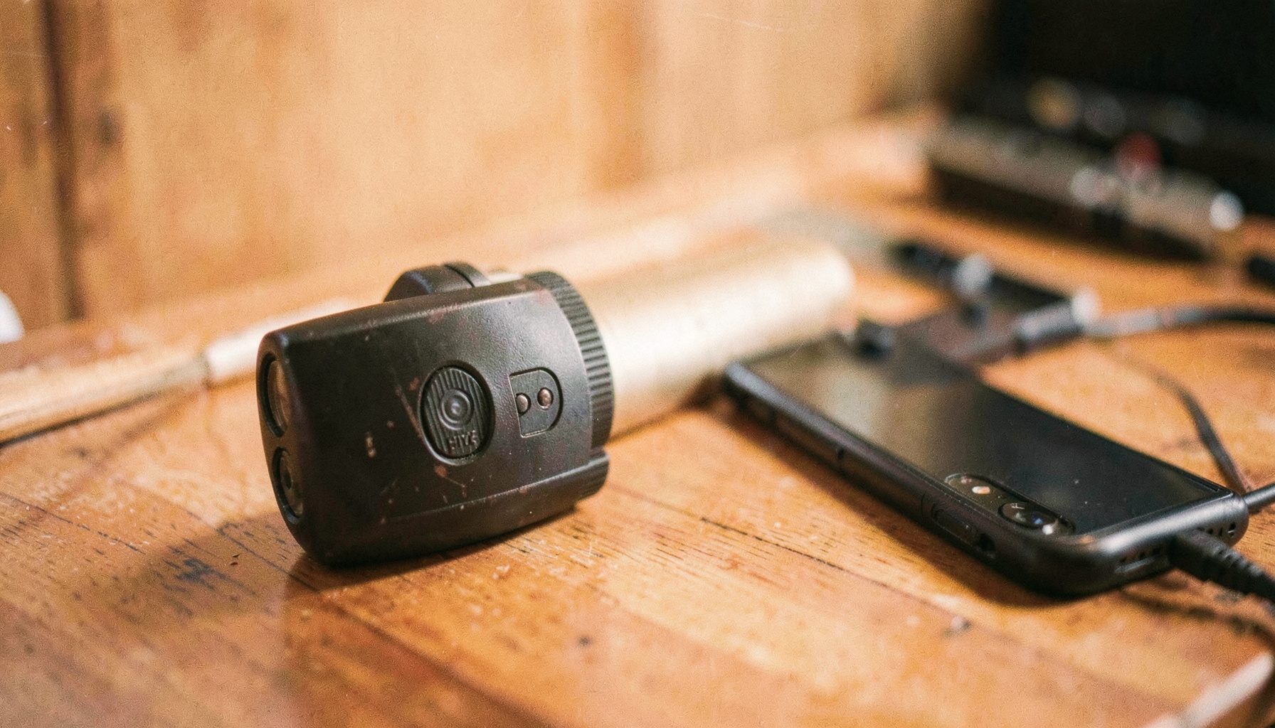 Arvutiekraanil püsivara vilkumise edenemisriba, kõrval laual telefon kaabliga ühendatud.