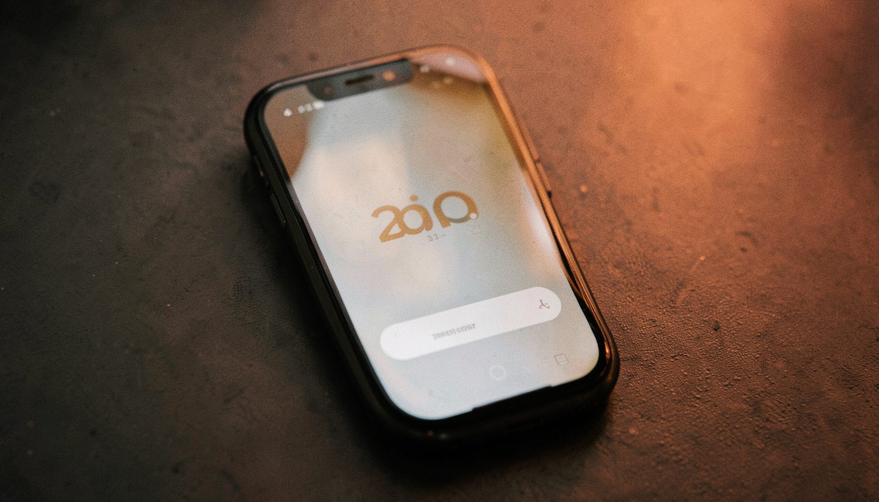 Jio telefoni ekraanil kuvatakse lukustuskuva koos parooli sisestusväljaga. Telefon on asetatud tumedale pinnale.